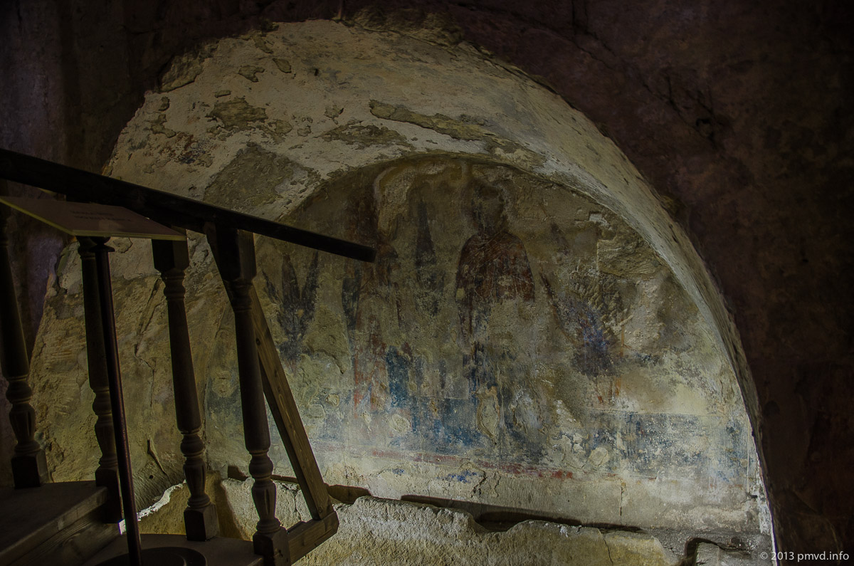 Белокаменный саркофаг и фрески XII века в Церкви Бориса и Глеба в Кидекше