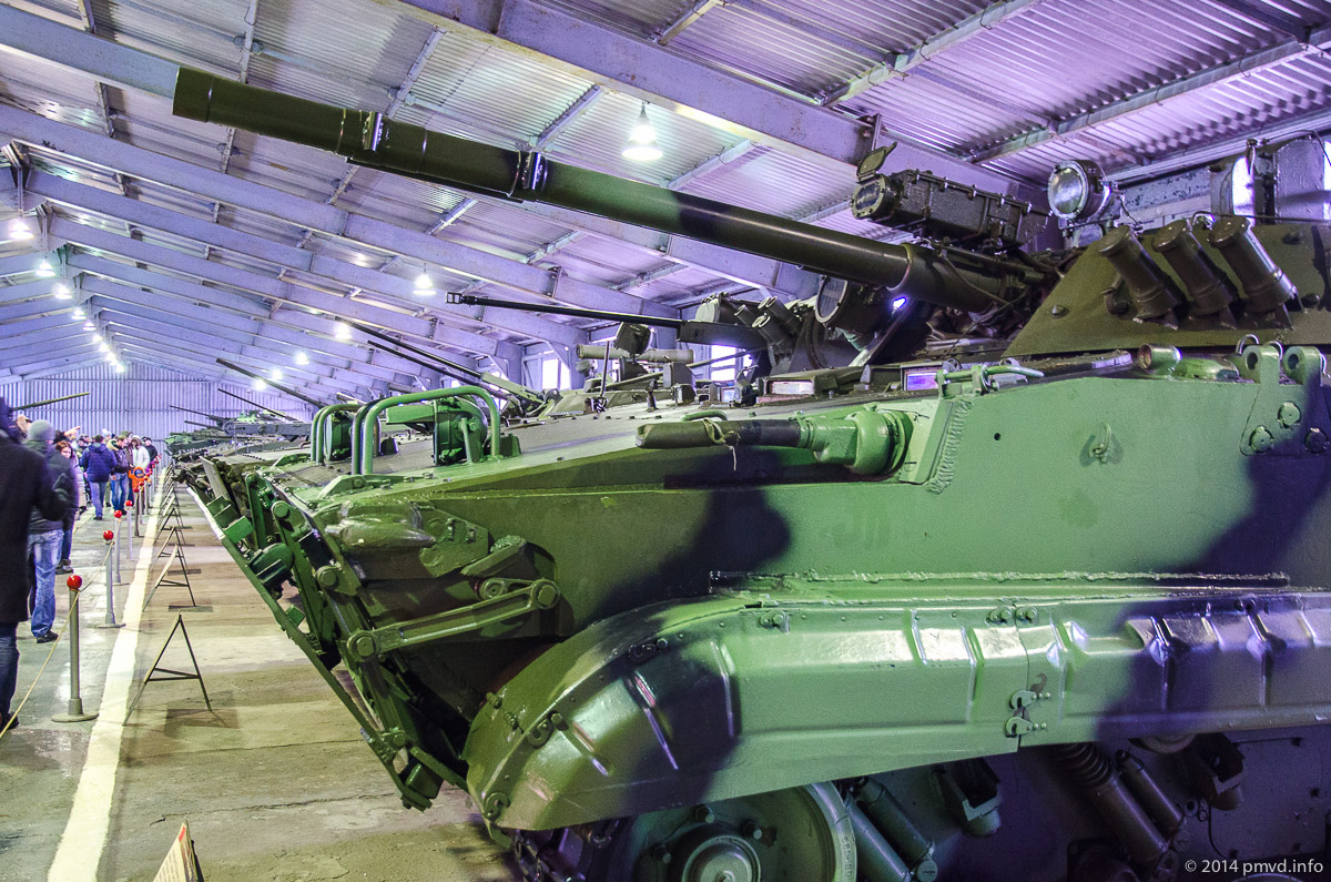 Экспозиция бронетехники в танковом музее в Кубинке