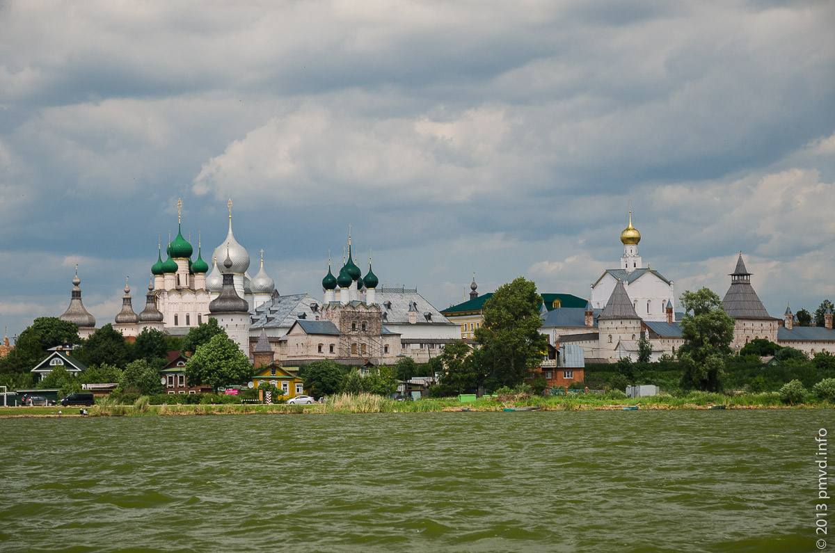 Озеро Неро. Вид на Кремль с Рождественского острова