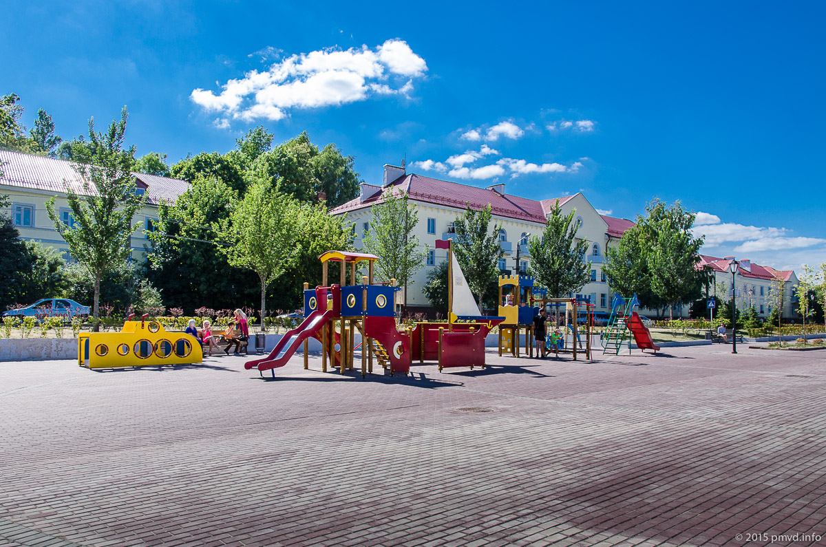 Детская площадка на набережной в Смоленске