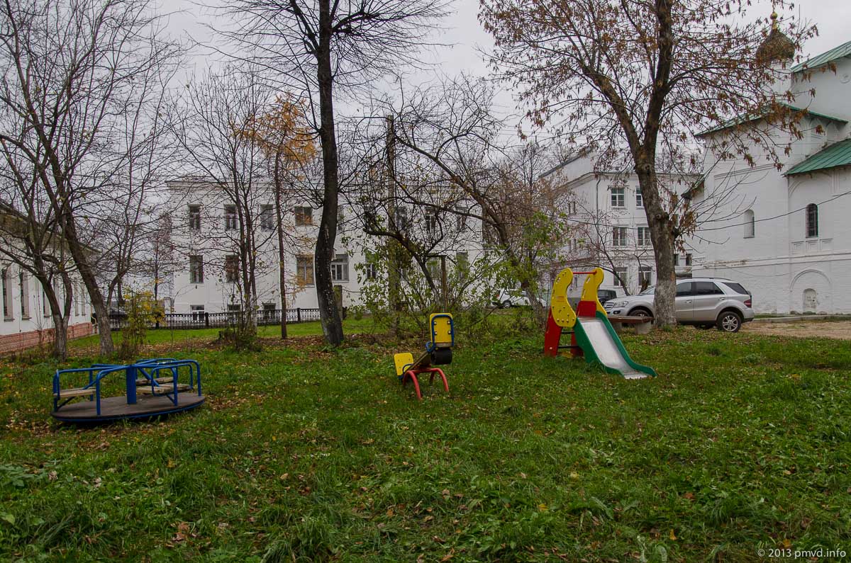 Ярославль. Детская площадка во дворе у церкви Николы Надеина